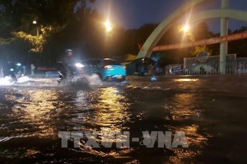 Mưa xối xả vào chiều tối, nhiều tuyến phố Hà Nội ngập sâu