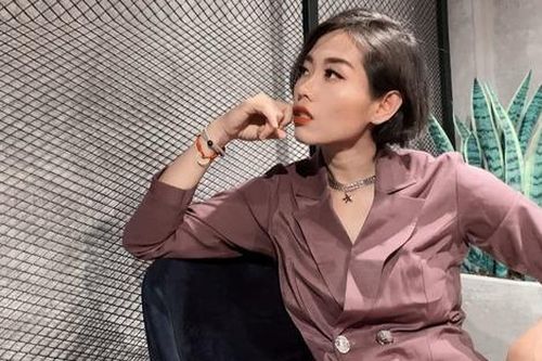Nữ ca sĩ yêu người nhiều tiền, xấu hổ khi bước lên xe 5-6 tỷ đồng