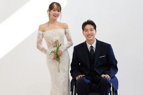 Xúc động bộ ảnh cưới của Song Ji Eun: Cô dâu hạnh phúc bên ông xã phải ngồi xe lăn