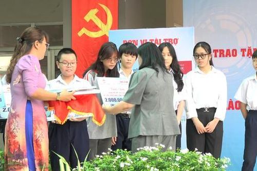 TPHCM: Hàng ngàn học sinh, sinh viên dân tộc thiểu số có hoàn cảnh khó khăn nhận học bổng Nguyễn Hữu Thọ