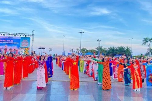 Ấn tượng 1.000 hội viên, phụ nữ trình diễn áo dài tại Liên hoan dân vũ 'Phụ nữ Bình Định duyên dáng sắc màu'