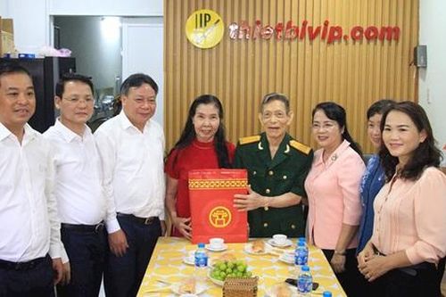 Phó Bí thư Thành ủy Hà Nội thăm, tặng quà cán bộ tham gia tiếp quản Thủ đô đang sống tại TPHCM