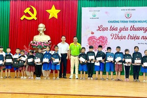 Câu lạc bộ Môtô thể thao tỉnh An Giang tặng quà học sinh nghèo huyện An Phú