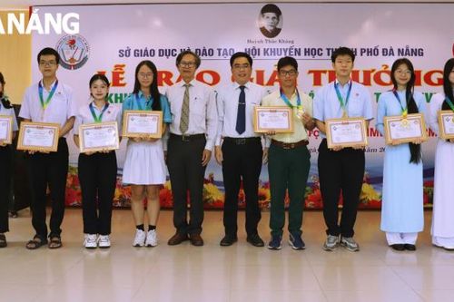 43 học sinh được trao giải khuyến tài Huỳnh Thúc Kháng