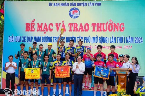 Hơn 100 cua-rơ tranh tài tại giải đua xe đạp đường trường huyện Tân Phú mở rộng lần thứ I
