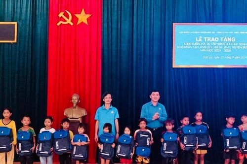 Tặng vở viết, cặp sách cho học sinh nghèo ở làng Le 1