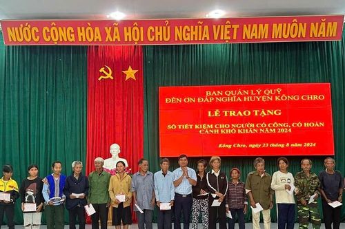 Kông Chro tặng 31 sổ tiết kiệm cho gia đình người có công