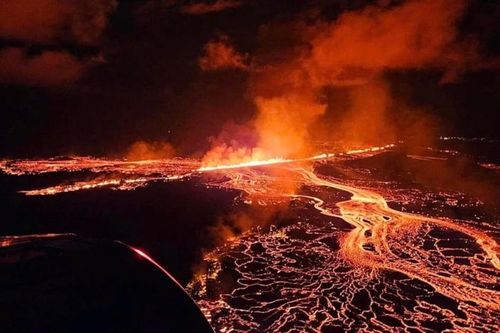 Núi lửa ở Iceland lại phun trào, đỏ rực bầu trời ở bán đảo Reykjanes