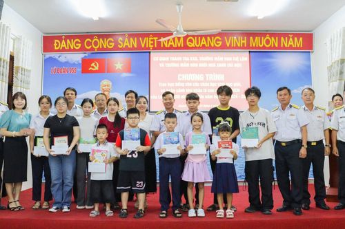 Trao 20 suất học bổng cho con sĩ quan, quân nhân chuyên nghiệp Lữ đoàn 955