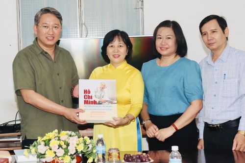 Bí thư Tỉnh ủy Nguyễn Hải Ninh tặng sách cho Thư viện tỉnh Khánh Hòa