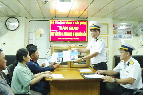 Bộ Tư lệnh Vùng 4 Hải quân:: Bàn giao 5 ngư dân Phú Yên bị chìm tàu cho gia đình, địa phương