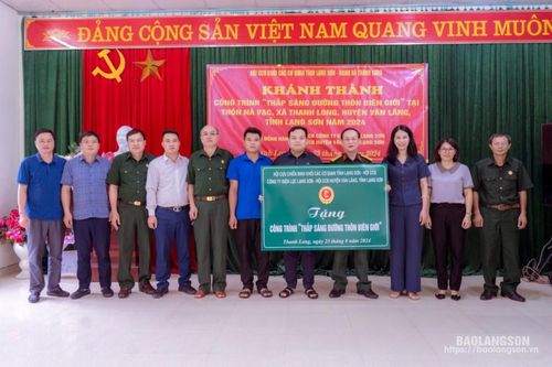 Khánh thành công trình 'Thắp sáng đường thôn biên giới' tại xã Thanh Long, huyện Văn Lãng