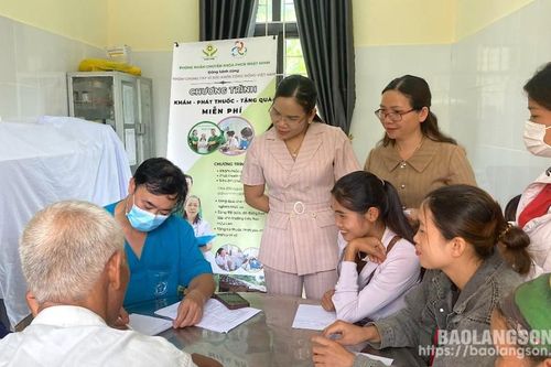 Khám bệnh, phát thuốc và tặng quà miễn phí cho người dân tại xã Hữu Lân, huyện Lộc Bình