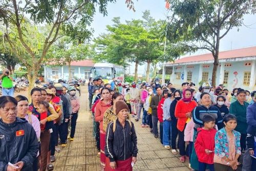 Lâm Hà: Trao 200 phần quà cho các hộ gia đình khó khăn