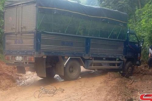 Xe tải mất lái gây tắc đường tại dốc Cao Pha trên tuyến quốc lộ 279D Thành phố - Mường La