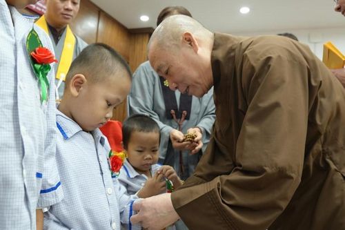 Chùa Bằng trao quà đến bệnh nhân và các hoạt động từ thiện tại các địa phương