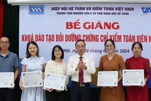 VAA trao chứng chỉ Kiểm toán viên nội bộ cấp độ thực hành cho 51 học viên