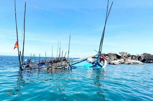 Kịp thời cứu 5 ngư dân gặp nạn ở vùng biển Cam Ranh