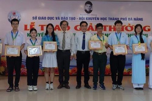 Đà Nẵng trao giải thưởng khuyến tài Huỳnh Thúc Kháng năm học 2023 - 2024