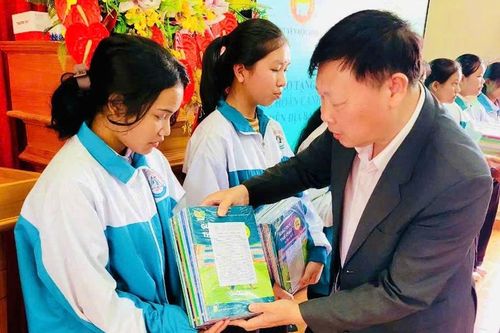 Lâm Đồng: Trao tặng sách giáo khoa nhân dịp năm học mới