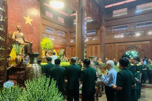 Dâng hương tưởng nhớ Chủ tịch Hồ Chí Minh nhân ngày giỗ của Người