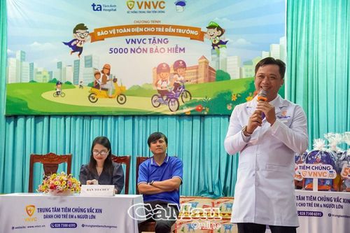VNVC tặng 5.000 nón bảo hiểm 'Bảo vệ toàn diện cho trẻ đến trường'