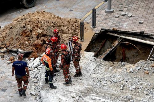 Vỉa hè đột ngột sụt, 'nuốt chửng' người phụ nữ đang đi bộ