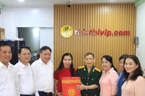 Phó Bí thư Thành ủy Nguyễn Văn Phong thăm, tặng quà cán bộ tham gia tiếp quản Thủ đô đang sống tại thành phố Hồ Chí Minh