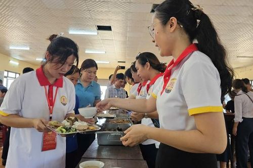 Ấm áp những suất cơm 'tiếp sức' tân sinh viên ngày nhập học