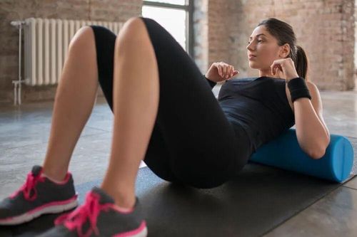 Bài tập pilates thư giãn cơ với con lăn bọt