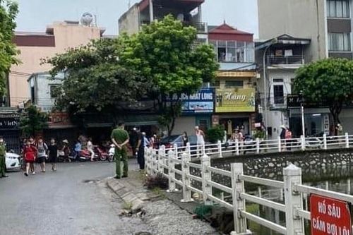 Hà Nội: Nam giới mặc áo mưa tử vong dưới hồ