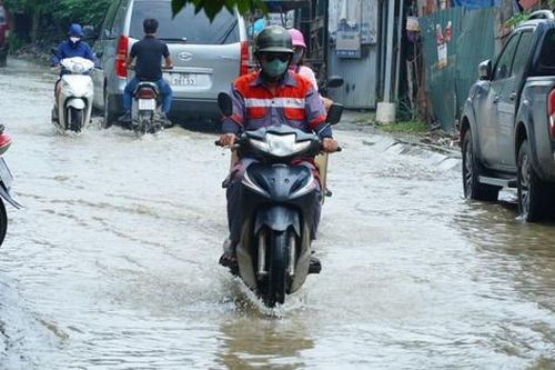 Người dân khốn khổ vì đường Ngọc Trục xuống cấp, mưa là ngập
