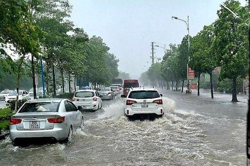 Mưa lớn, Hà Nội lại xuất hiện hàng chục điểm ngập úng