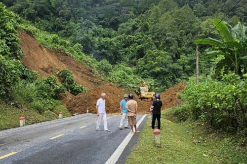 Sạt lở vùi lấp quốc lộ 3 qua Cao Bằng, giao thông đi nhiều tỉnh tê liệt