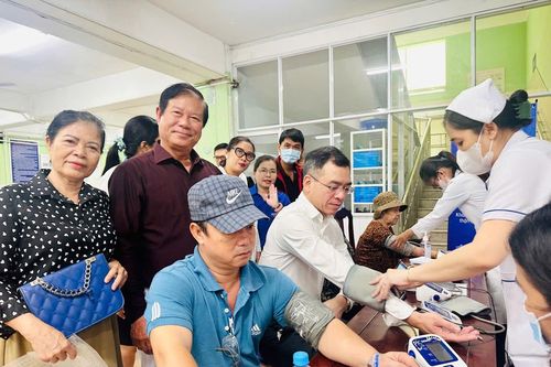 Hơn 1.000 người được tầm soát miễn phí bệnh tim mạch và thận mạn