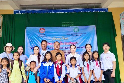 Tiếp sức giúp học sinh nghèo vui bước đến trường