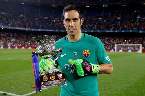 Bravo chê Barca là đội bóng nhỏ