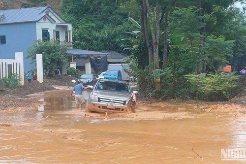 Cao Bằng: Đất đá tràn lấp từ hạng mục san gạt đồi, Quốc lộ 3 ùn tắc nhiều giờ