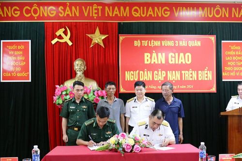 Vùng 3 Hải quân bàn giao ngư dân gặp nạn trên biển Hoàng Sa
