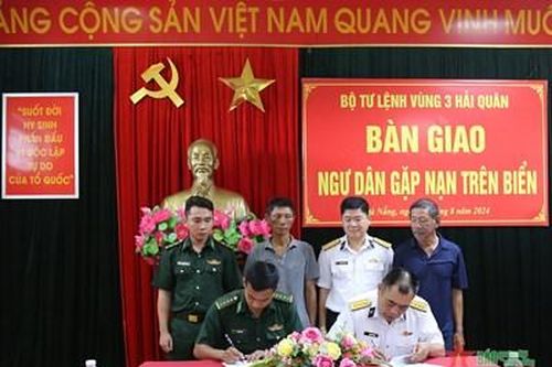 Bộ tư lệnh Vùng 3 Hải quân bàn giao ngư dân gặp nạn trên biển