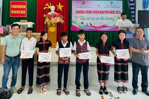 Tiếp sức đến trường cùng học sinh Cơ Tu
