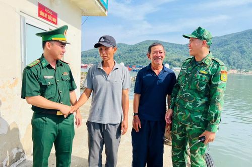 Tiếp nhận 2 ngư dân gặp nạn trên biển