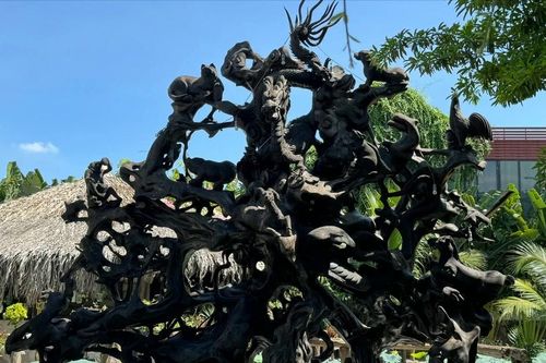 Về An Giang ngắm tượng điêu khắc từ gỗ lũa