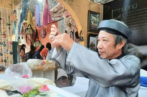 Thưởng thức ẩm thực mùa thu, kéo sợi tơ sen tại TPHCM