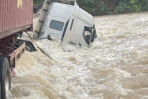 4 người thương vong, 1 ngôi làng cổ có dấu hiệu sụt lún