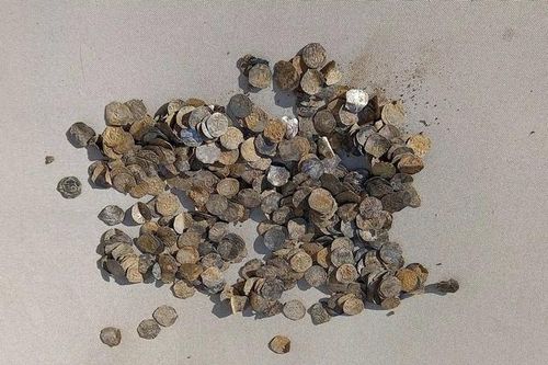 Dò kim loại, bất ngờ đụng trúng 'kho báu' trị giá 6,5 tỷ đồng