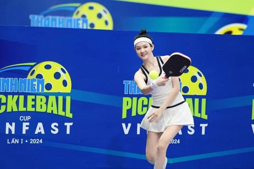 Thời trang Pickleball 'sáng bừng sân tập' của Hiền Hồ