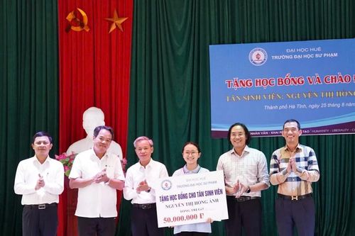 Nữ sinh mồ côi được trao học bổng Trường Đại học Sư phạm Huế