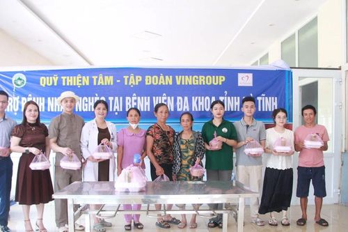 Các tổ chức thiện nguyện tặng 400 suất ăn cho bệnh nhân tại Bệnh viện Đa khoa Hà Tĩnh