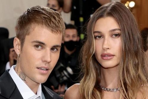 Vợ chồng Justin Bieber đón con trai đầu lòng